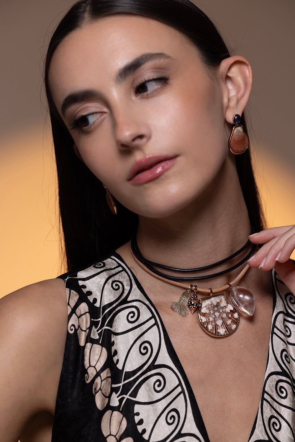 DEZSO BY SARA BELTRAN, Grande Onyx Scallop Charm